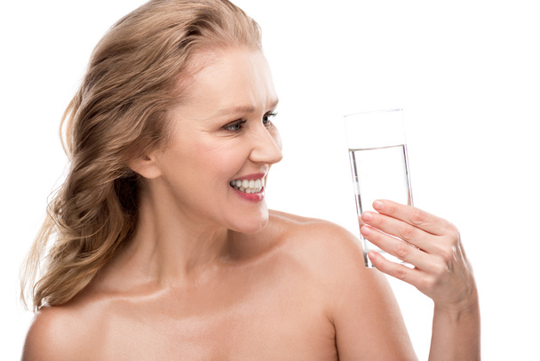 beyaz izole su bardağı ile gülümseyen olgun kadın - Fotoğraf, Görsel