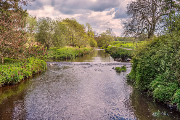 Eglinton Irvine et une rivière à écoulement doux qui traverse le P
 - Photo, image