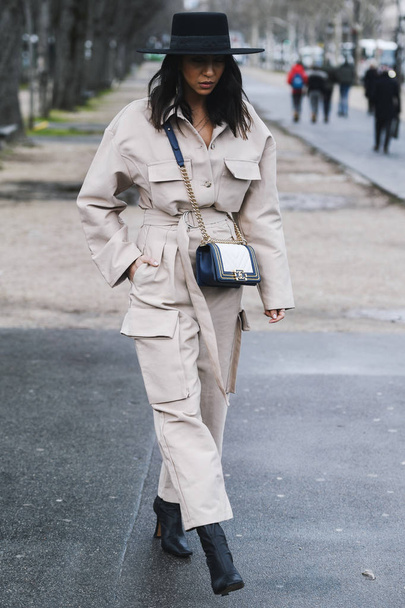Paris, France - March 05, 2019: Street style outfit before a fashion show during Milan Fashion Week - PFWFW19 - Foto, Bild