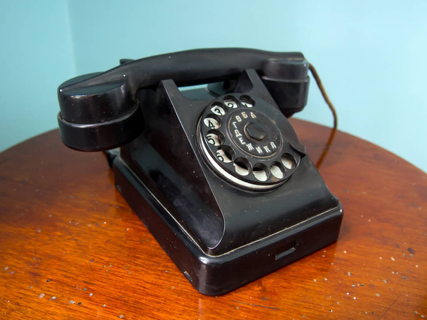 Antiguo teléfono soviético "Bagta-50" se encuentra en una mesa de madera
 - Foto, imagen
