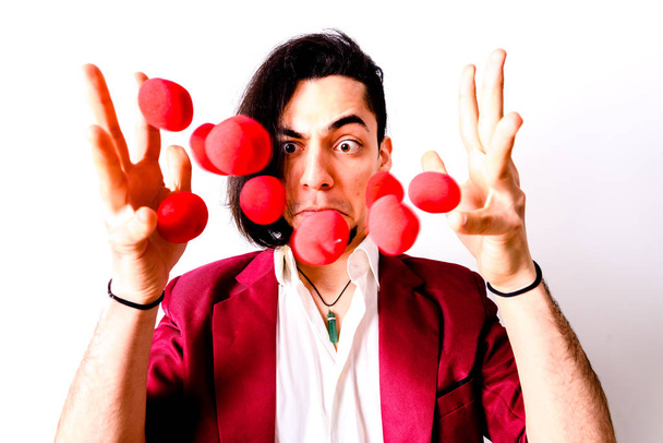 Jeune magicien lançant des boules d'air rouge pour chercher la chance
. - Photo, image