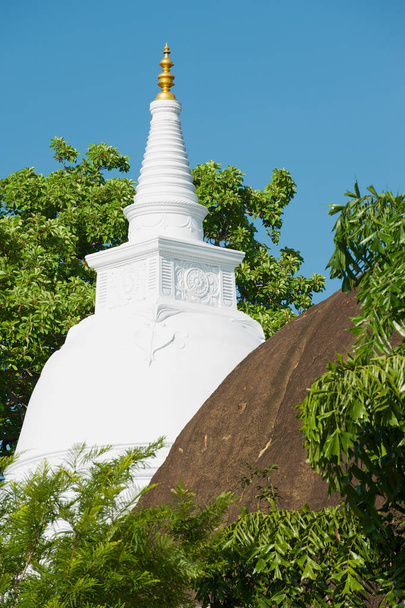 Λευκή ζωγραφισμένη στούπα στον πέτρινο ναό Isurumuniya στην Anuradhapura, Σρι Λάνκα. - Φωτογραφία, εικόνα