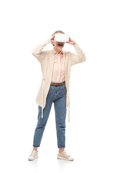 podekscytowany Kobieta w Gogle VR przeżywa wirtualna rzeczywistość na białym tle - Zdjęcie, obraz
