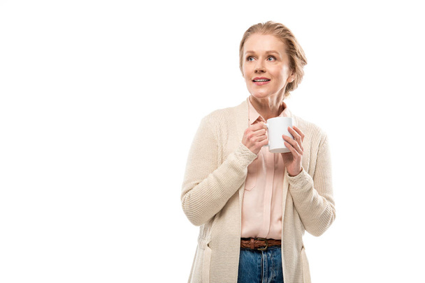 Frau mittleren Alters hält Kaffeetasse isoliert auf weiß mit Kopierraum - Foto, Bild