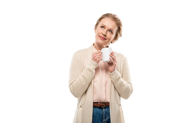 コピースペース付きの白に隔離されたコーヒーカップを持つ中年女性 - 写真・画像