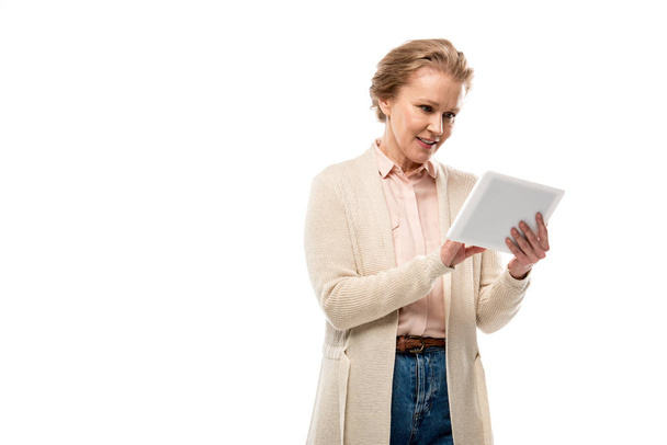 χαμογελαστή μεσήλικη γυναίκα χρησιμοποιώντας ψηφιακό δισκίο απομονωμένη σε λευκό με χώρο αντιγραφής - Φωτογραφία, εικόνα