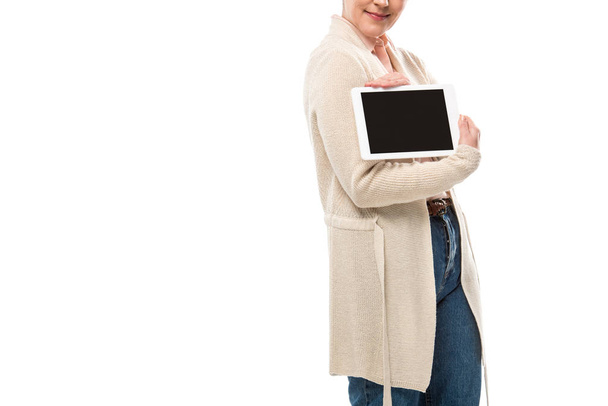 περικομμένη προβολή της μέσης ηλικίας γυναίκα που κρατά ψηφιακό δισκίο με κενή οθόνη απομονωμένη σε λευκό - Φωτογραφία, εικόνα
