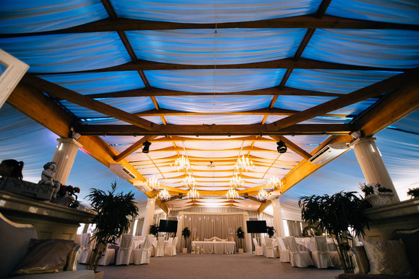 結婚披露宴のための素晴らしい豪華な装飾された場所の天井、ca - 写真・画像