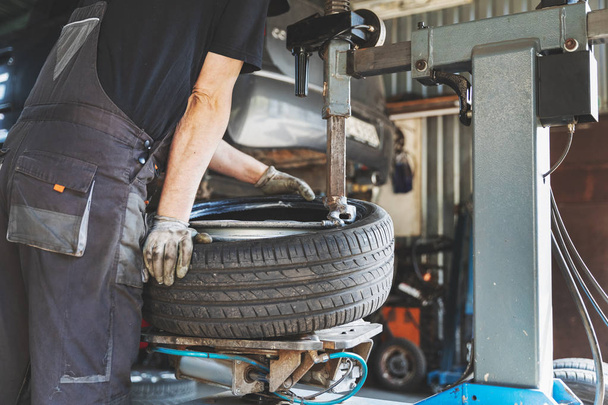 mudança de pneu de carro e serviço de reparação
 - Foto, Imagem