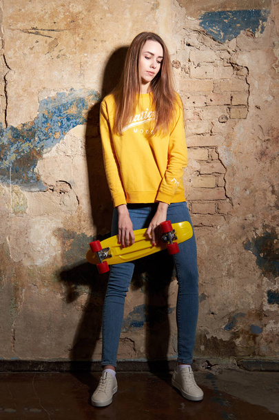 Portrét pozitivní mladé atraktivní dívky na žluté blůze - Fotografie, Obrázek