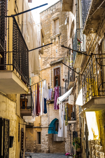 Turistik İtalyan şehri Bari'nin renkli ve eski sokakları. - Fotoğraf, Görsel