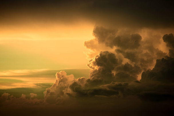 vue du ciel nuageux au coucher du soleil sur la mer
 - Photo, image