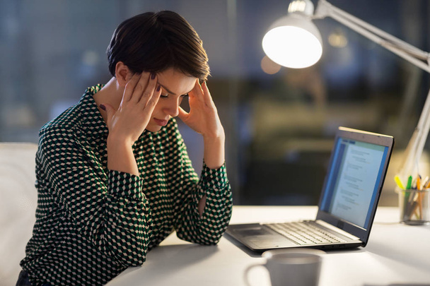 stressed businesswoman at night office - Foto, imagen