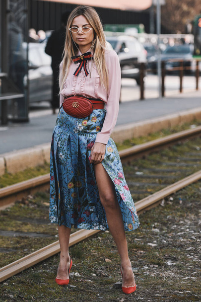 Mediolan, Włochy-20 lutego 2019: styl uliczny-kobieta ubrana w Gucci po pokaz mody w Mediolanie Fashion Week-Mfwfw19 - Zdjęcie, obraz