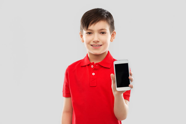 smiling boy showing blank screen of smartphone - Фото, зображення