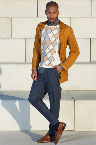 Fashionable young man standing outdoors - Foto, Bild