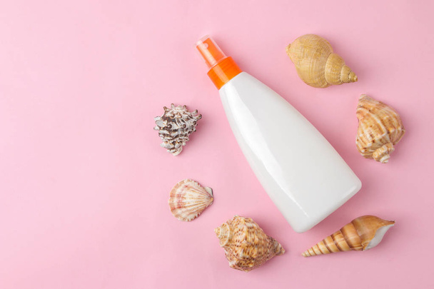 Sunscreen. various sunscreens and seashells on a bright pink background. summer. vacation. Sun protection. top view - Foto, Imagen