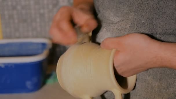工房で働くプロの男性陶芸家 - 映像、動画