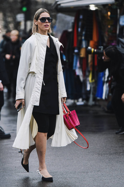 Paris, France - March 02, 2019: Street style Street style outfit before a fashion show during Milan Fashion Week - PFWFW19; - Foto, immagini