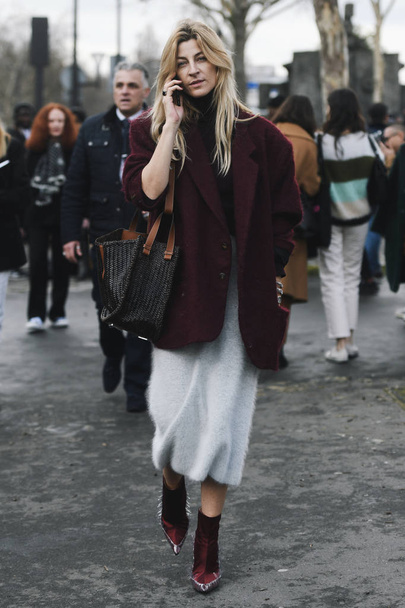 Paris, France - March 01, 2019: Street style outfit -  Fashionable person after a fashion show during Paris Fashion Week - PFWFW19 - Foto, imagen
