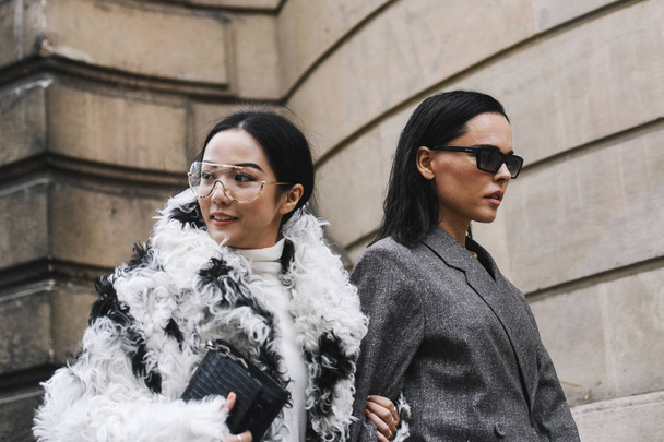 Paris, France - March 02, 2019: Street style outfit -  before a fashion show during Paris Fashion Week - PFWFW19 - Foto, Imagen