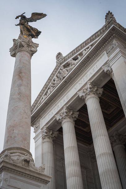 Column and statue at the entrance of the Vittorio Emanuele II monument in Rome - Φωτογραφία, εικόνα