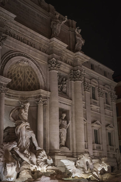 Ποσειδώνας στη Φοντάνα ντι Τρέβι τη νύχτα στη Ρώμη - Φωτογραφία, εικόνα