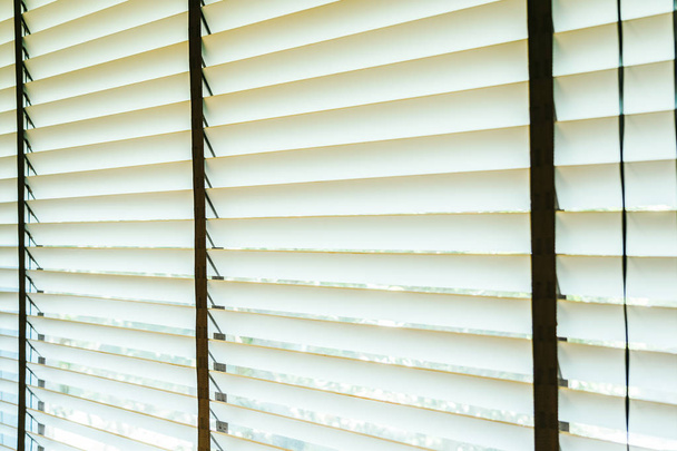 Janela de persianas bonitas com decoração de luz solar interior do quarto
 - Foto, Imagem