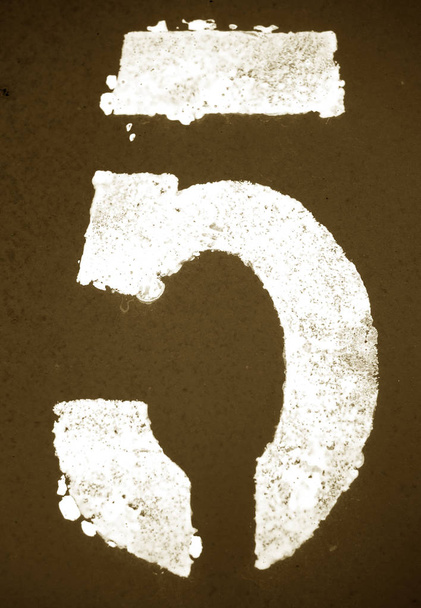 Číslo 5 ve vzorníku na kovové zdi v hnědém tónu. - Fotografie, Obrázek