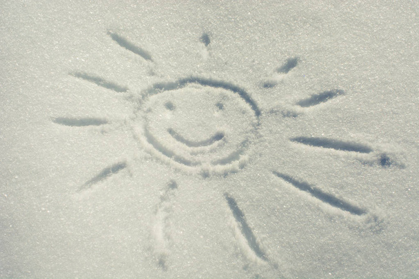 Σχεδιάζοντας το χιόνι (Sun). Χαμογελαστά χαμόγελα. - Φωτογραφία, εικόνα