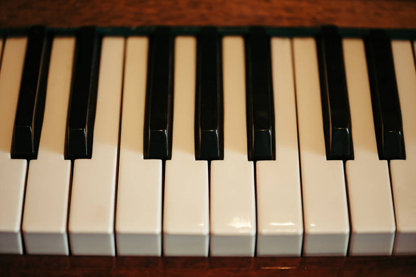 Старі ключі від фортепіано в художній обробці. Музичний інструмент. Вид зверху
. - Фото, зображення