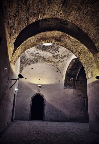 Interieur van de oude graanschuur en stal van de Heri es-Souani in Meknes, Marokko. - Foto, afbeelding