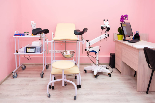 Gynekologinen kaappi tuolilla ja muilla lääketieteellisillä laitteilla nykyaikaisessa klinikassa. Laitteet lääketiede, lääketieteelliset huonekalut, sairaala, genicology, naisten kuuleminen
 - Valokuva, kuva