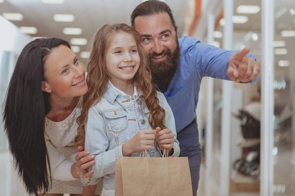 Χαρούμενη οικογένεια ψωνίζει στο εμπορικό κέντρο μαζί - Φωτογραφία, εικόνα
