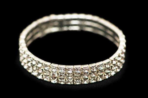 Pulsera con diamantes aislados
 - Foto, Imagen