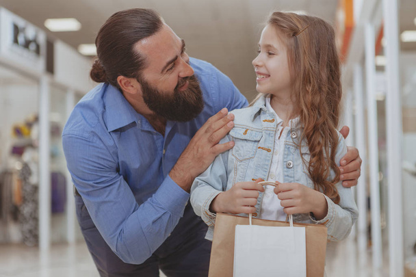 Cute little girl shopping at the mall with her father - Foto, Imagem