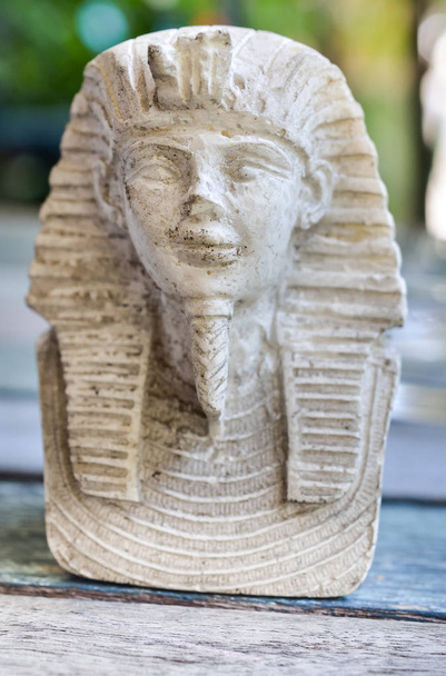 木製のテーブルの上にファラオ王の小さな像(歴史、ファラオ、エジプト)  - 写真・画像