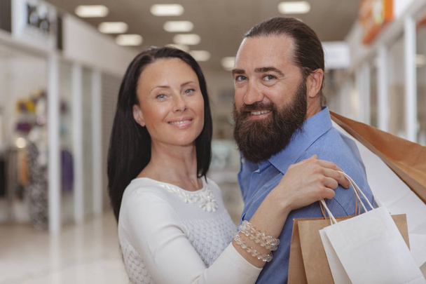 Ευτυχισμένο ζευγάρι ώριμα ψώνια στο εμπορικό κέντρο - Φωτογραφία, εικόνα