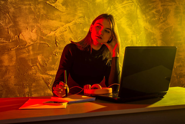 Business woman working on a laptop, stressful situation. - Valokuva, kuva