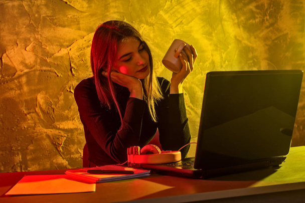 Zakelijke vrouw werken op een laptop, stressvolle situatie. - Foto, afbeelding
