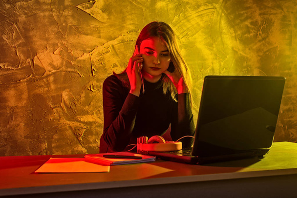 Ділова жінка працює на ноутбуці, стресова ситуація
. - Фото, зображення