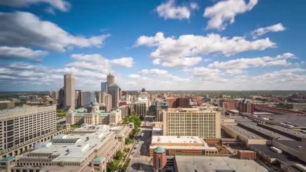 Indianapolis, Indiana, USA centrum města panorama se státním domem v odpoledních hodinách. - Záběry, video