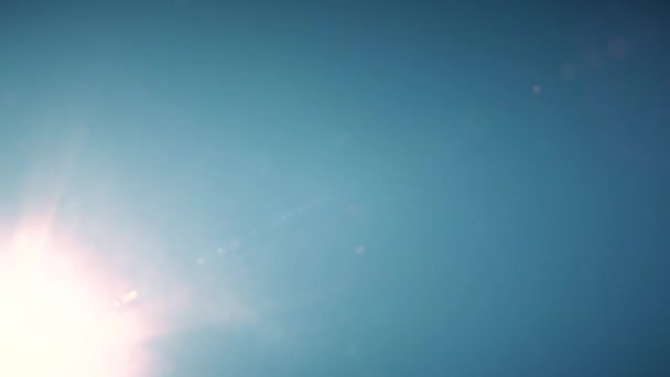 Piękne jasne słońce świeci w Clear Blue Sky z Flares. - Materiał filmowy, wideo