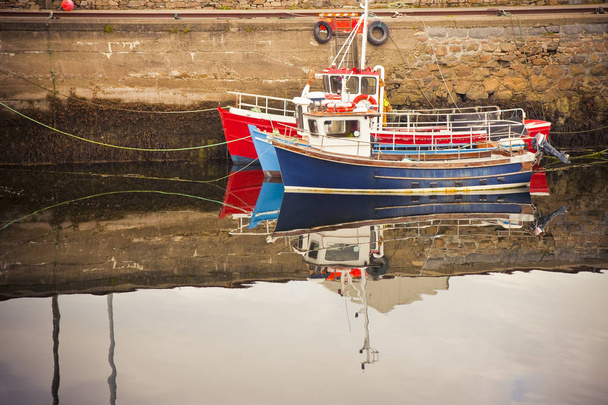 Vecchia barca di legno colorato ormeggiato (Irlanda
) - Foto, immagini