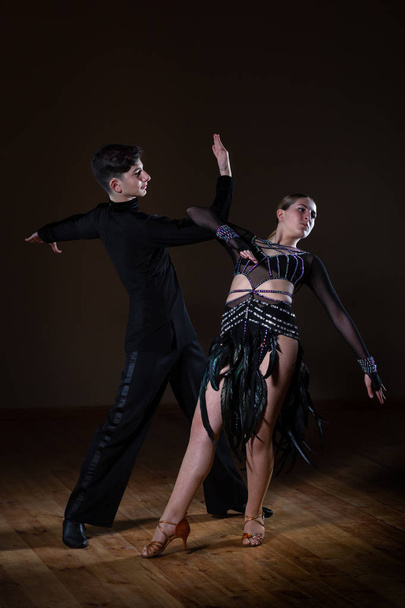 Bellissimi giovani ballerini in sala da ballo isolati su sfondo nero
 - Foto, immagini