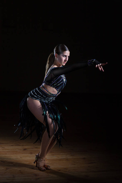 Piękna dziewczyna Latino tancerka w eleganckiej czarnej sukni na czarnym BAC - Zdjęcie, obraz