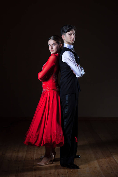 Mooie jonge dansers in Ballroom geïsoleerd op zwarte achtergrond - Foto, afbeelding