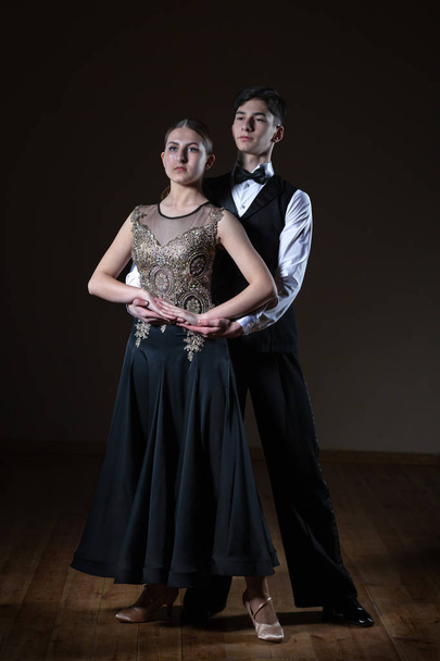 Kauniita nuoria tanssijoita tanssisalissa eristetty mustalla taustalla
 - Valokuva, kuva