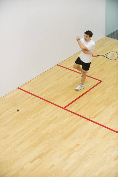 Giovane uomo che gioca partita di squash
 - Foto, immagini