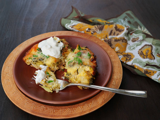 Шматок грубого брокколі, цибулі-порей, цвітної капусти, сирного випічки
 - Фото, зображення